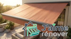 Store banne déployé de couleur terracotta sur une terrasse ensoleillée avec salon de jardin.