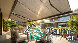 Une terrasse moderne avec un store banne beige déployé au-dessus d'un salon de jardin confortable.